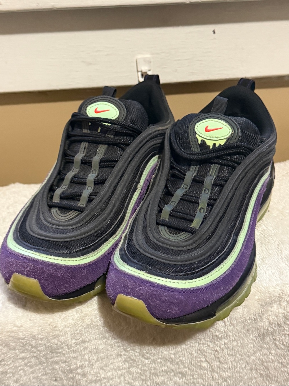 Nike Air Max 97 Halloween Slime. In Very Good Condition. W 9 M 7.5.